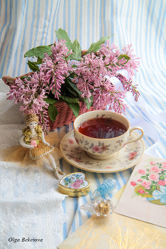 Натюрморт с балеринкой / чашка чая, сирень венгерская, куколка