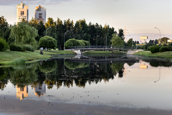 Рыбаки в парке / Парк Уручье. Рыбаки ловят рыбу ранним утром в парке