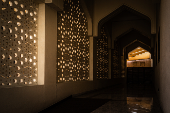 Во дворе мечети Дубая / Резьба и арки Соборной мечети Дубая в историческом районе Аль-Бастакия