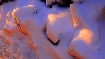 Солнечный луч / После надоевших пасмурных дней солнышко беглым лучом окрасило снег