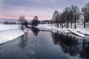 на рассвете у воды / река Кишма , очень редко замерзает .