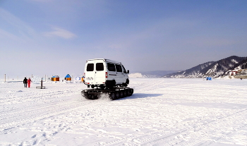По льду Байкала на самодельном вездеходе / По льду Байкала на самодельном вездеходе близ посёлка Листвянка
