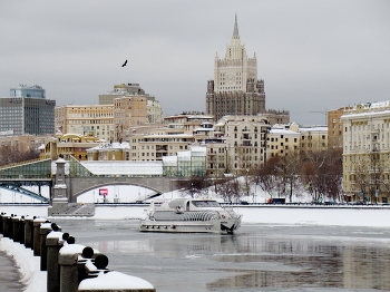 Зимняя навигация / Москва-река у Моста Шевченко.