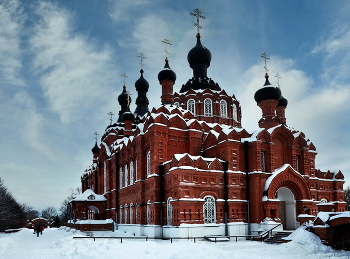 Казанская Свято-Амвросиевская ставропигиальная женская пустынь / Шамординский монастырь построен на средства богатейшего чаеторговца купца Сергея Васильевича Перлова и его жены Анны Яковлевны. Казанский собор, трапезная, сестринский корпус, больница и другие постройки – всё выдержано в одном стиле . Архитектор Казанского собора – Сергей Шервуд, сын Владимира Шервуда, который построил здание Исторического музея в Москве на Красной площади