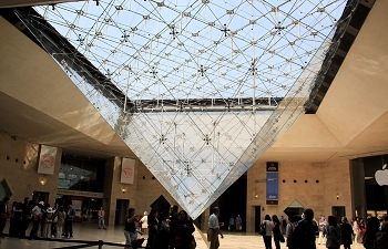 Лувр изнутри / Внутреннее помещение в Лувре под стеклянным куполом.