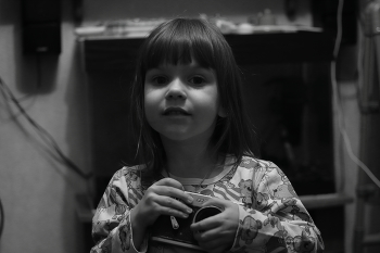 дочь с фотоапаратом / Я заметил что когда снимаешь в домашней обстановке без постановы, то в цвете фотографии выглядят так себе, но стоит перевести в Ч.Б. то ситуация меняется. Может где то в фокус не попал, но это нормально т.к. снимал на мануальную оптику Индустар-61, детей снимать на такую оптику еще тот труд
Canon eos m50
выдержка 1/80s
диафрагма f2.8
ISO 1250
объектив Индустар-61