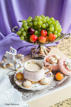 Натюрморт с фруктами / Виноград, черешня, кофе, фигурка пегасика
