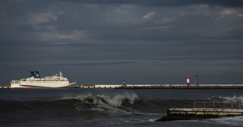 Белый теплоход / ...