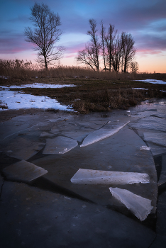На озере уже темнело / вечер февраля