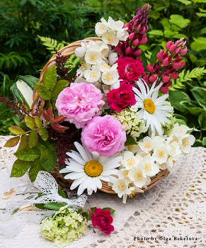 Натюрморт с розами и жасмином / корзинка с цветами