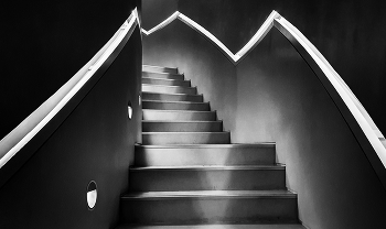 Лестница / Свет и тень на лестнице