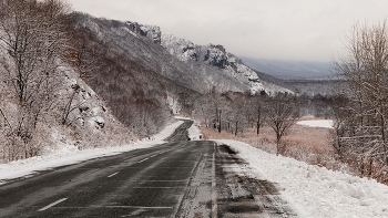 трасса / Зимнее Приморье. Дорога, уходящая под скалу Орёл..