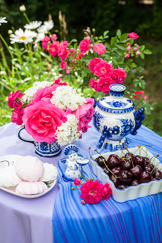 Натюрморт с гжелью / зефирки, черешня, чай, розы