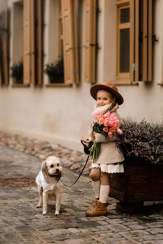 Городская прогулка / Девочка с тюльпанами и с собакой