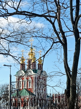 Храм весной / Церковь Преображения Господня Новодевичьего монастыря в Москве