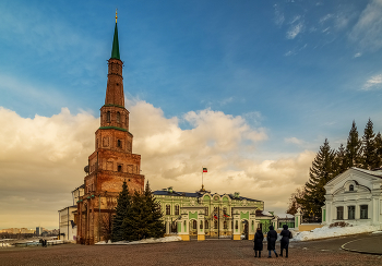 Конец зимы в Казани 07 / Ба́шня Сююмбике́ — проездная дозорная (сторожевая) башня в Казанском кремле; архитектурный символ Казани.