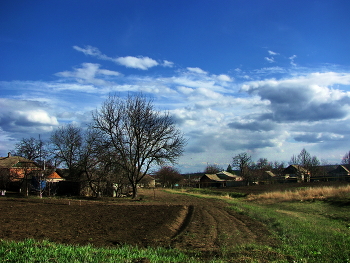 Весеннее настроение / Село,дома,деревья,небо,облака
