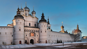 утро... / Надвратный храм Воскресения Христова в Ростовском Кремле.
