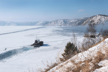 Ледокол... ну почти... / Байкал. Исток Ангары даже в самые лютые морозы не замерзает.