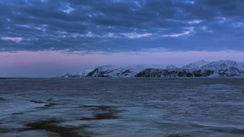 предрассветная тишина / Рейд во льдах. Север Охотского моря