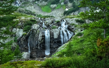 Горный водопад в Кузнецкому Алатау / Хребет Кузнецкий Алатау, Хакасия