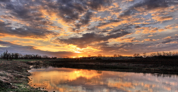 Закат / Уходит солнце.горят облака