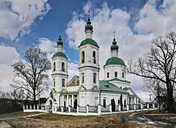 Воскресенская церковь в селе Молоди / Село Молоди. В 1699 г. было пожаловано боярину Ф. А. Головину. Храм возвели в 1706 г. Второй строительный период относится к 1786 г, когда село стало принадлежать соратнику Екатерины II, директору Российской академии наук С. Г. Домашневу.
Храм сохранился в таком виде до нашего времени.