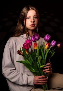 Девушка с букетом / модель Юлиана Смирнова
локация фотостудия «Black &amp; White»