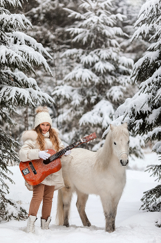 А я играю на гитаре / Девочка в лесу с пони