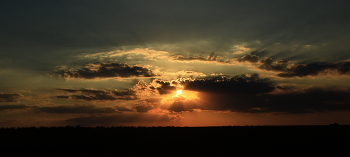 Вечер / Солнце в облаках над горизонтом