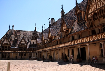 Госпиталь в городе Бон (Beaune) / Nicolas Rolin, 1376-1462, канцлер герцога бургундского Филиппа Доброго, предложил построить госпиталь для бедных, больных, и паломников направляющихся в Сантьяго де Компостела