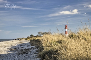 &nbsp; / Leuchtturm Falshöft am Strand der Ostsee