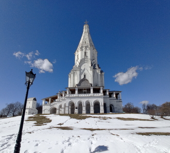 Старый храм на горе / Церковь Вознесения Господня в Коломенском в Москве.