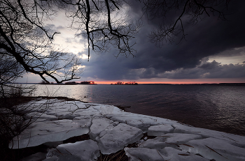 после шторма / тихо тают выброшенные ветром на берег остатки ледяного панциря