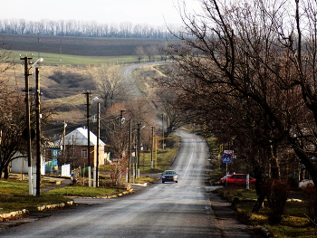 Улица переходящая в дорогу / Улица,дом ,деревья...