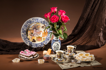 Натюрморт с розами, пирожными и кофе / ваза, букет, розы, чашки, кофе, мармелад, пирожные
