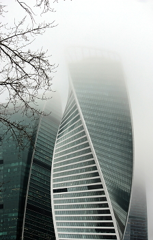 &nbsp; / Москва-Сити...туман..Башня «Эволюция»..Каждый из верхнего 51 этажа самой башни повёрнут относительно предыдущего на 3 градуса, таким образом здание «закручено» более чем на 156 градусов. При этом центральное ядро и восемь колонн с 15-метровыми пролётами между осями остаются строго вертикальны всю высоту.