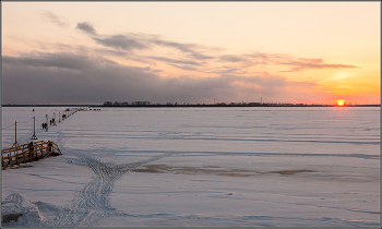 Зимний месяц март. / Зимний переход из центра Архангельска на остров Кего, который тоже считается городской территорией.
Утром на работу, вечером с работы - романтика.