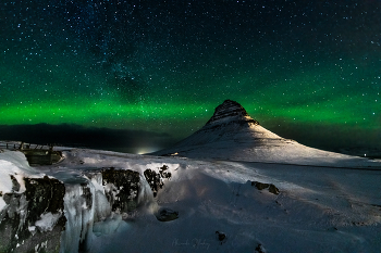 Церковная Гора / Kirkjufell (Церковная Гора), замерзший водопад, Северное сияние и Млечный путь - все в одном флаконе. Исландия, февраль 2022 г.
