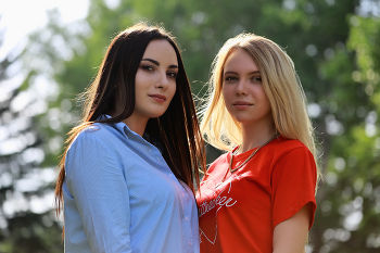 Алёна и Надя / В летний день.