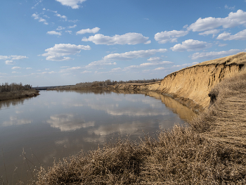 На крутом берегу / весна , река