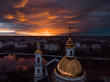 Золото заката / Купол Витебского Успенского Собора на закате с необычно подсвеченными облаками.