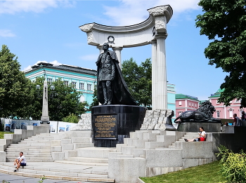 Памятник Александру II в г. Москве / Благодаря реформам в военной сфере Россия получила мощную и хорошо оснащённую армию. При Александре II удалось вернуть утраченное положение на международной арене: в ходе Балканской войны 1877-78 годов было нанесено сокрушительное поражение Турции, присоединением ряда стратегически важных территорий завершилась многолетняя Кавказская война, началась подготовка к активному продвижению российских интересов в Центральную Азию. Жизнь императора трагически оборвалась 1 марта 1881 года в результате организованного против него террористического акта. На месте его убийства в Санкт-Петербурге возвышается собор Спаса-на-Крови.