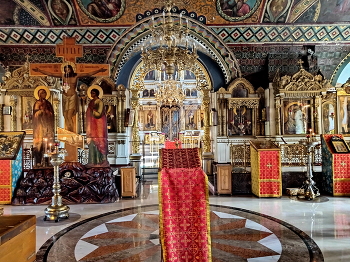 Интерьер старого храма / Интерьер церкви Петра и павла у Яузских ворот в Москве.