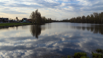 Озеро / Вечер,за городом,облака в озере