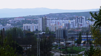 г Симферополь / Город на фоне Крымских гор