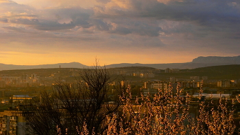 Над и под грядой Крымских гор / Утреннее небо и цветущая весна