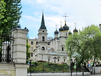 Храм на пригорке / Церковь Владимира князя в Старых Садах в Москве.