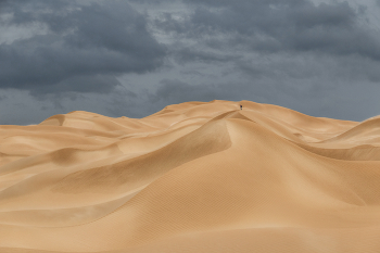 Ненастье в пустыне / Казахстан. Мангыстау. Пески Тушикудук. На наше счастье накануне прошли сильные дожди и песок был влажным. Однако ветер дул с такой силой, что верхний слой высыхал на глазах. Песок больно стегал по лицу и рукам и был везде: в глазах, во рту, за шиворотом, в поясной сумке, а главное, он облепил почти весь фотоаппарат. Объектив, скрипя, с трудом фокусировался... Капли дождя растекались по стеклу и, прежде, чем нажать на затвор, нужно было успеть их стереть...