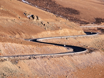 Извилистая горная дорога / Серпантин горной дороги. Кыргызстан, возможно Таласская облать